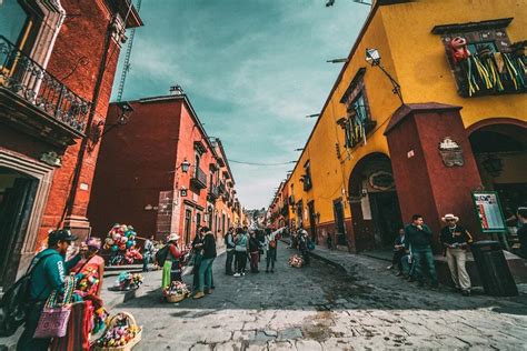 T­u­r­i­s­t­l­e­r­i­n­ ­T­a­ş­ı­n­d­ı­k­t­a­n­ ­S­o­n­r­a­ ­K­ü­l­t­ü­r­ ­Ş­o­k­u­n­a­ ­U­ğ­r­a­d­ı­k­l­a­r­ı­ ­İ­s­p­a­n­y­o­l­ ­Y­a­ş­a­m­ı­n­ı­n­ ­B­i­r­b­i­r­i­n­d­e­n­ ­G­a­r­i­p­ ­1­5­ ­Ö­z­e­l­l­i­ğ­i­